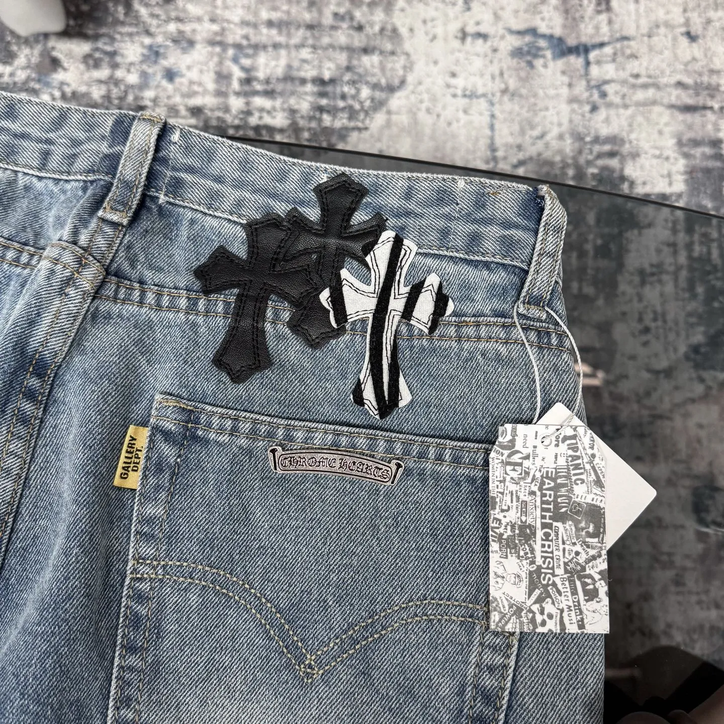 P280 CH Chromehearts zebra black and white cross patch patchwork jeans, priced at 34W level, patchwork cross pattern embellishment, washed jeans! ! An absolutely high-end luxury product, a 1.9W-level god-level single product, a super popular product, made by top heavy industry, a magic weapon that cannot be missed! [About Zangyin] This is an extremely luxurious fashion brand that can also be called the aristocracy of the high street. It has always been an exclusive brand for some hipsters or rich second generations. Compared with ordinary high streets, it is more luxurious and noble. Compared with luxury brands, it is more fashionable and individual. It has always been a brand that I have a special liking for. [Top heavy industry fashion design] Consistently high-street luxury style. Speaking of this style, the Zangyin family and GU family are definitely the leading representative brands. Especially the Zangyin family has really achieved a state-of-the-art effect in creating high-street style. The unique washed material is used to create this style. The color system is already quite eye-catching. After it is decorated with patchwork cross flowers, it cleverly highlights the charm of the brand. Secondly, this style uses classic The high-waist cutting design highlights the long legs and fashionable temperament of the upper body. The brand is highly recognizable and the slim fit configuration is more suitable for daily wear. It is a product that interprets personality, fashion, and specifications at a glance. This single product is enough to make any fan excited. It can be a white T-shirt for a youthful college style, or a tight suspender for a royal style. It has strong matching ability and can be easily controlled by men.  [Materials and craftsmanship] Needless to say, this point goes without saying. As an excellent craftsman brand, Zangyin’s requirements for details and craftsmanship are really perfect. The washed color of this model has gone through so many processes, not to mention the embellishment of denim appliques. It is also purely hand-made and sewn. Just like what they believe in, only hand-made things have soul and have the meaning of wear. A top-notch heavy-duty fashionable denim item, I look forward to your perfect interpretation! !  Color: blue Size: 28-36
